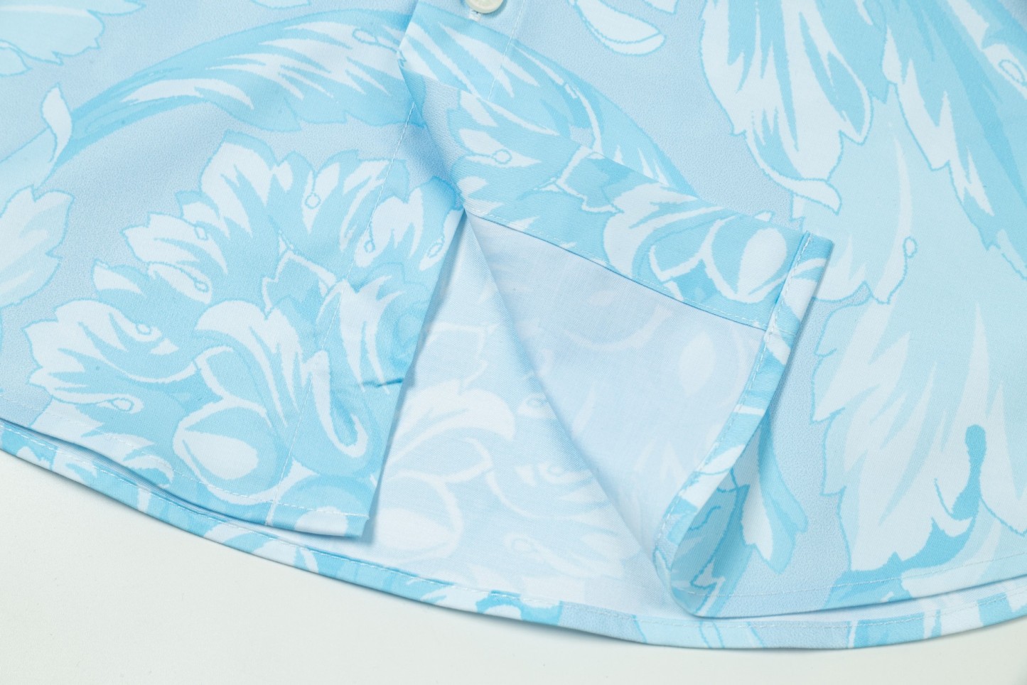 【VERSACE 公式旗艦店】ヴェルサーチ シャツ ご好評に付き再入荷 240716