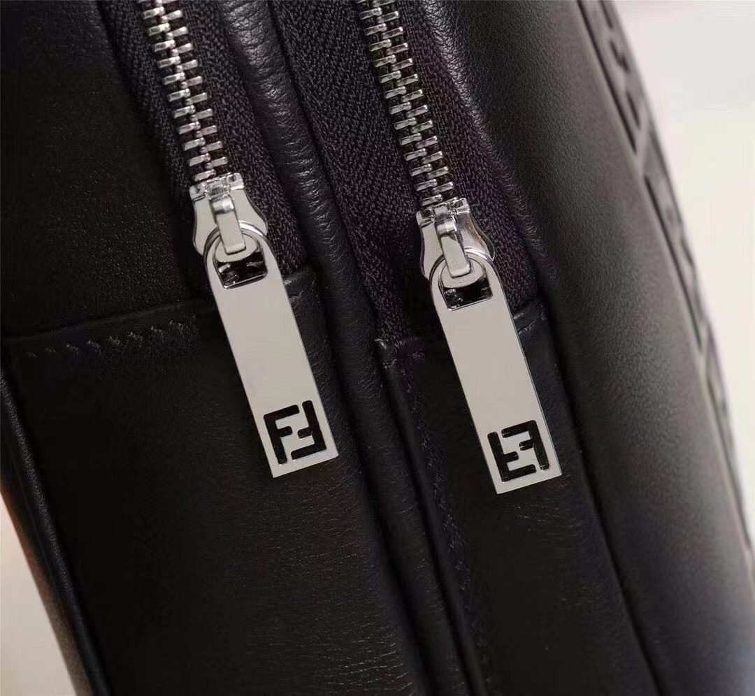 【FENDI 公式 旗艦店】フェンディ チェストバッグ 当日出荷 好評に付き再入荷！18*28*6CM