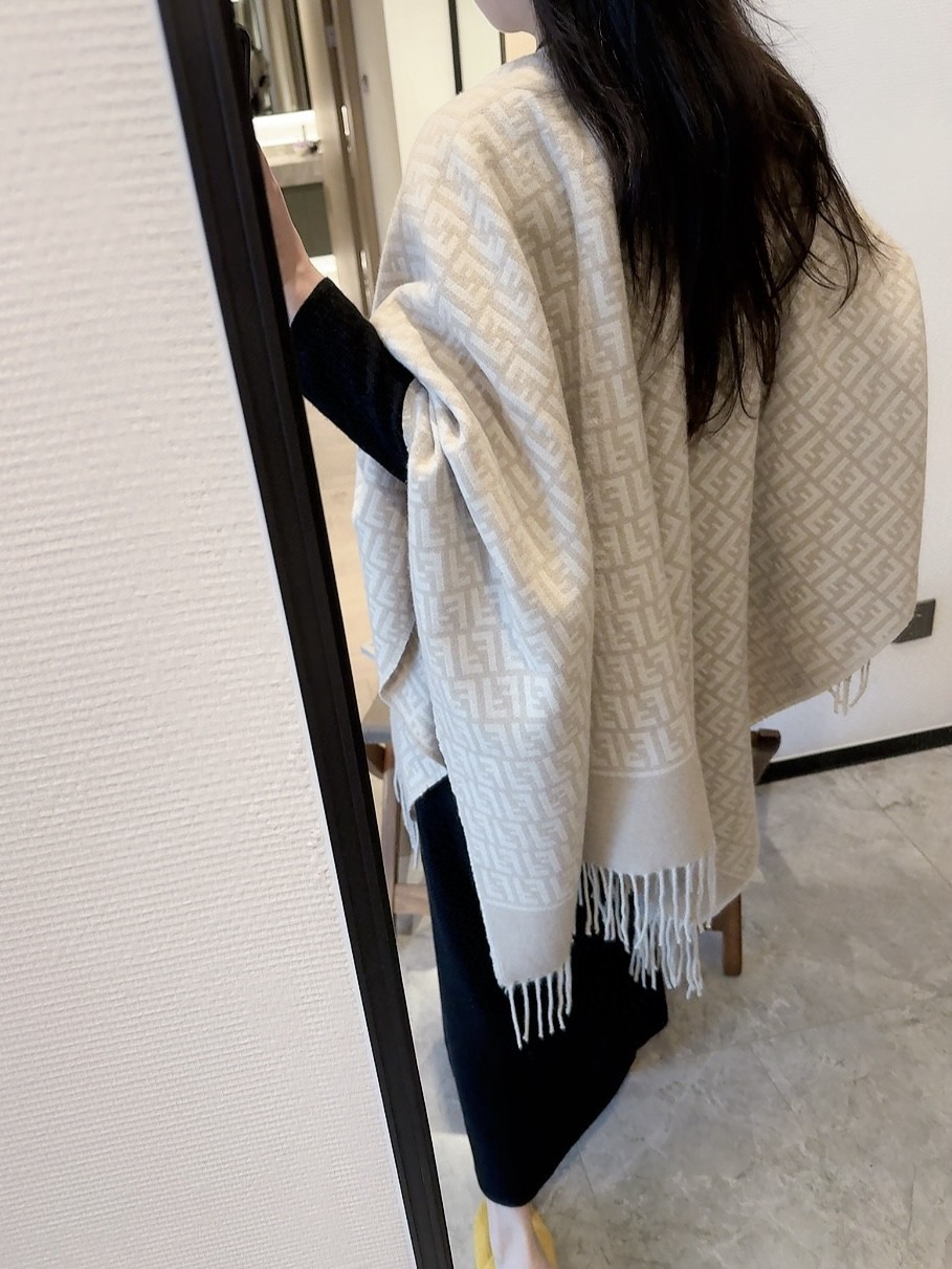 【FENDI旗艦店】フェンディ マント ショール ご好評に付き再入荷！