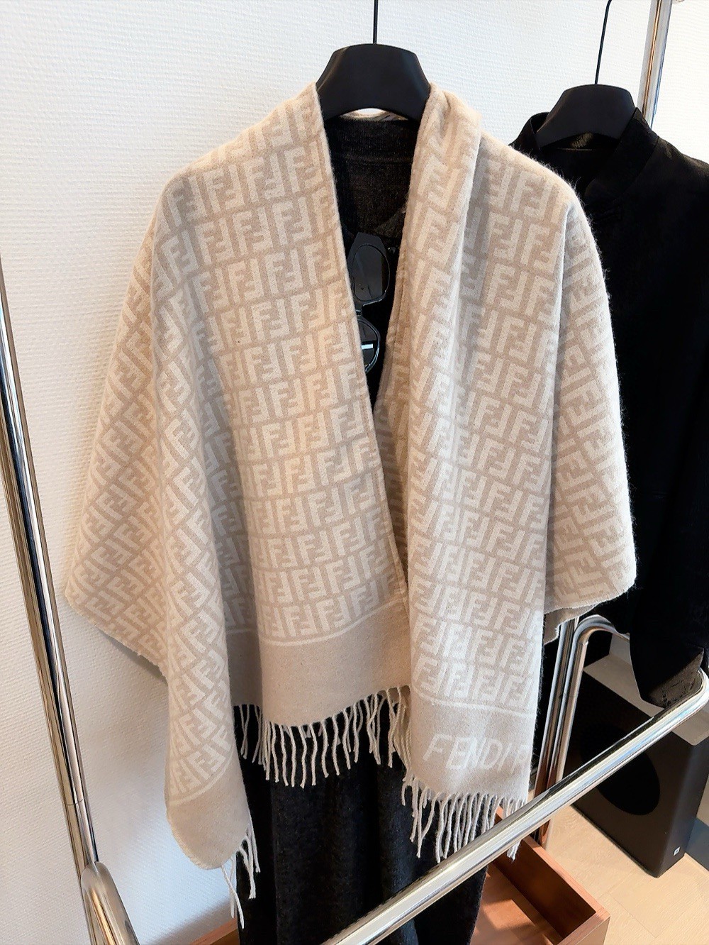 【FENDI旗艦店】フェンディ マント ショール ご好評に付き再入荷！