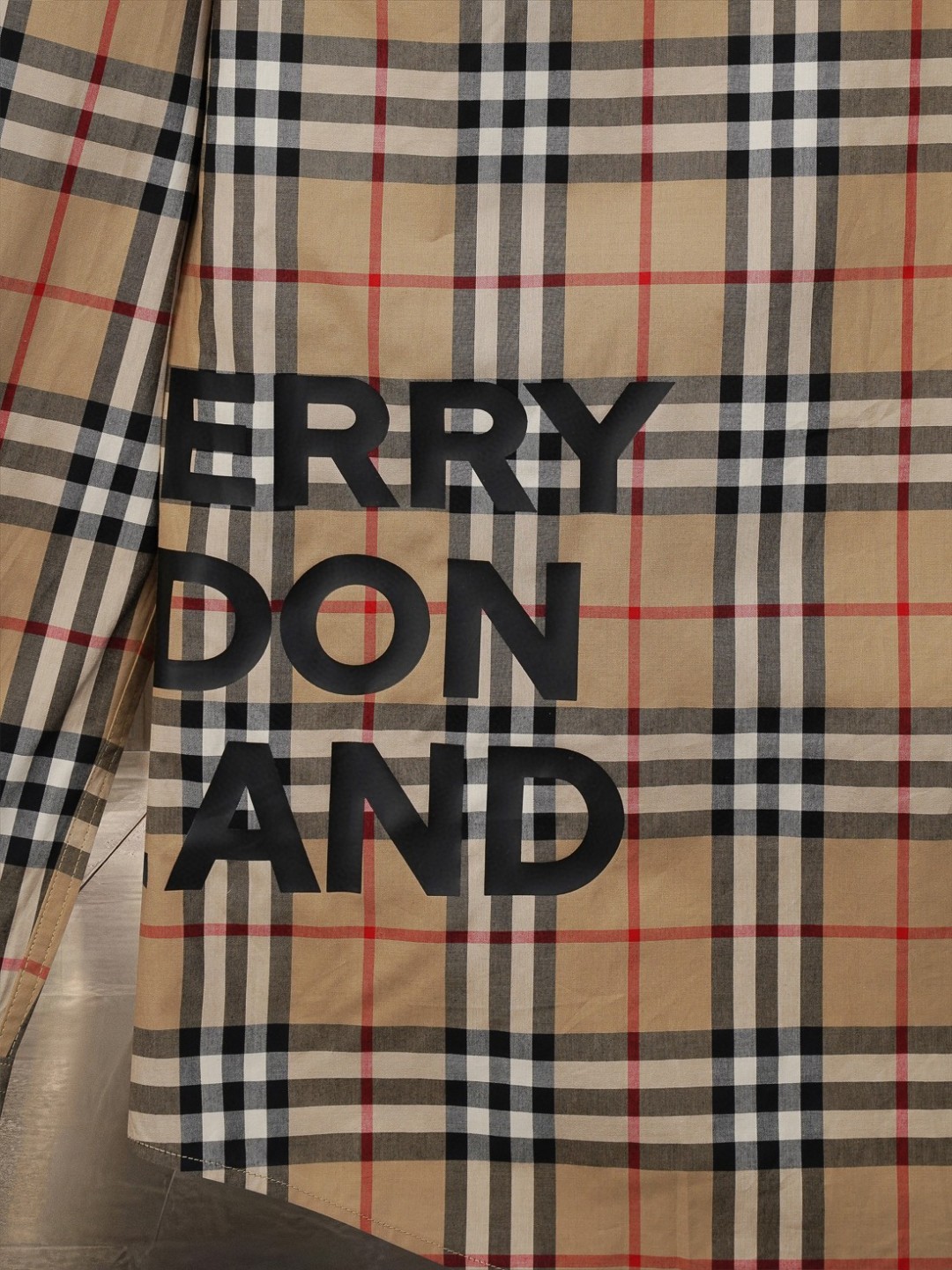 【BURBERRY旗艦店】（バーバリー）長袖シャツ、ご好評に付き再入荷！