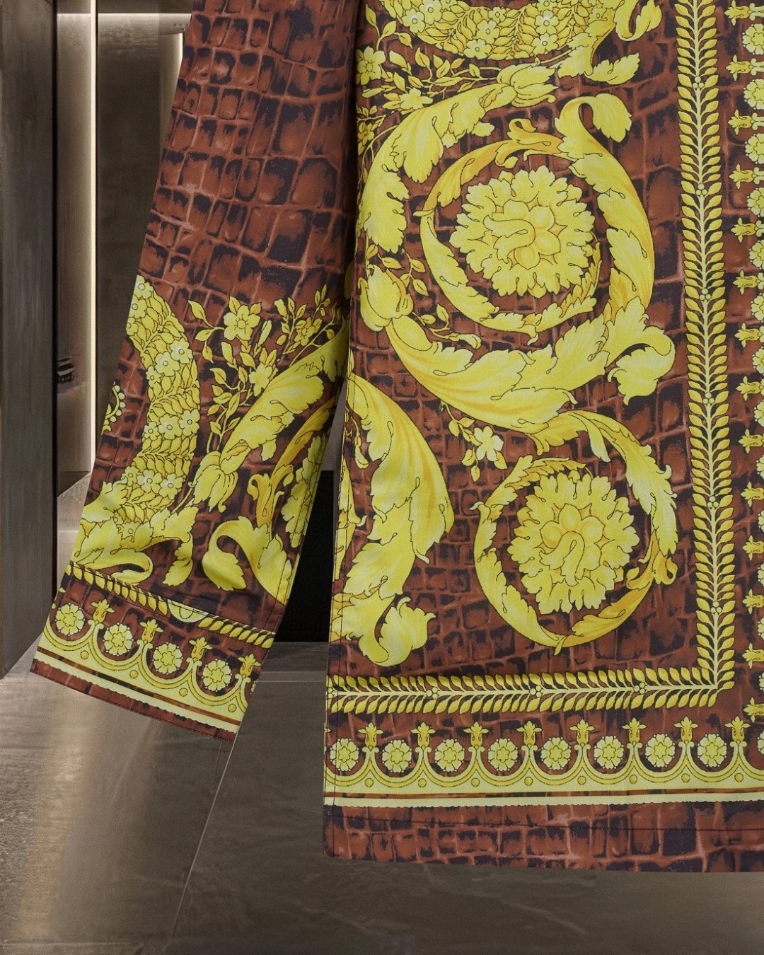 【VERSACE旗艦店】（ヴェルサーチ）長袖シャツ、ご好評に付き再入荷！