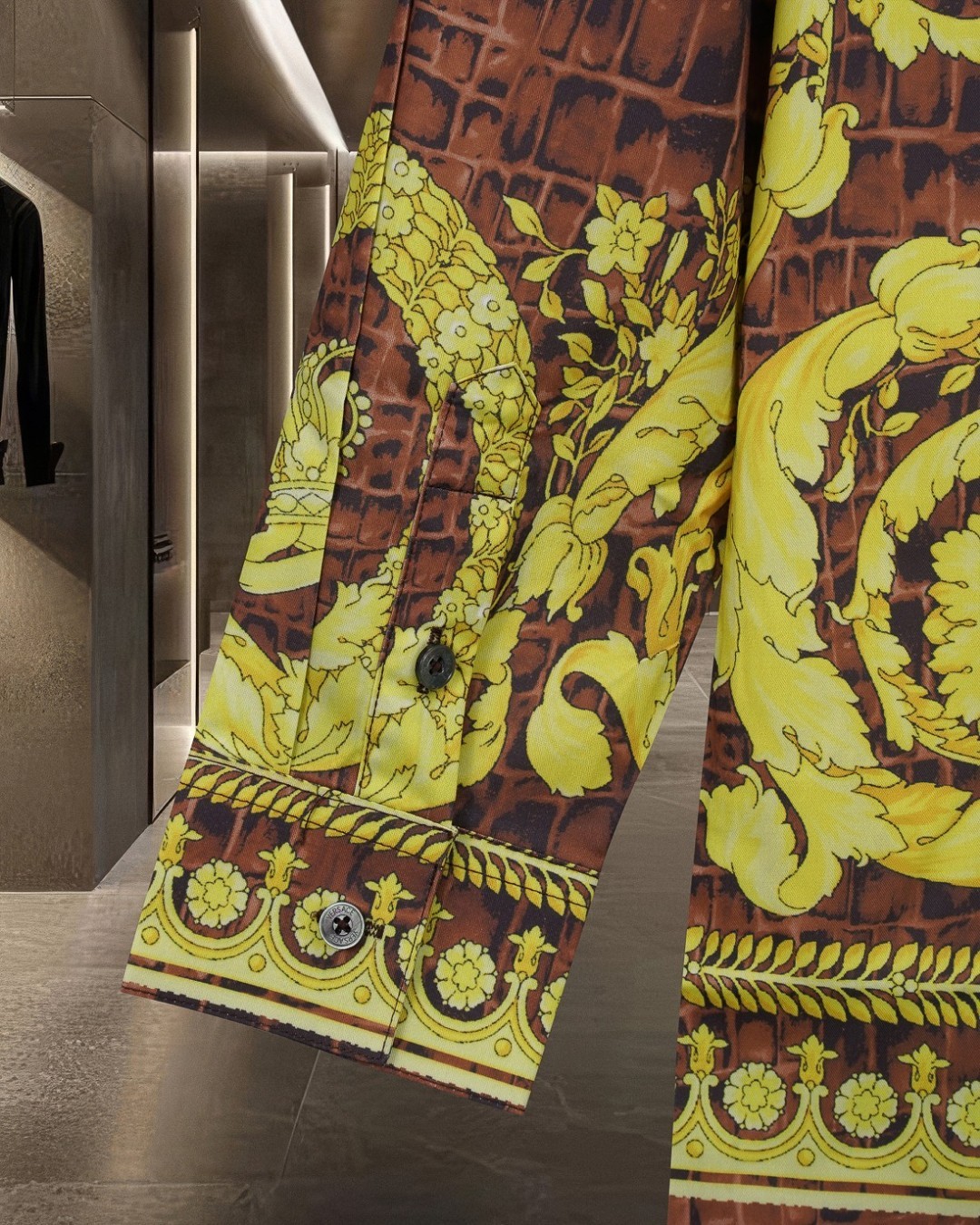 【VERSACE旗艦店】（ヴェルサーチ）長袖シャツ、ご好評に付き再入荷！