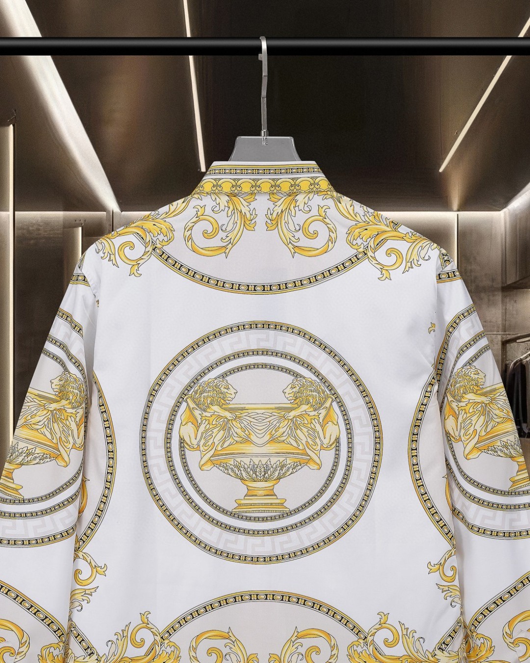 【VERSACE旗艦店】（ヴェルサーチ）長袖シャツ、ご好評に付き再入荷！