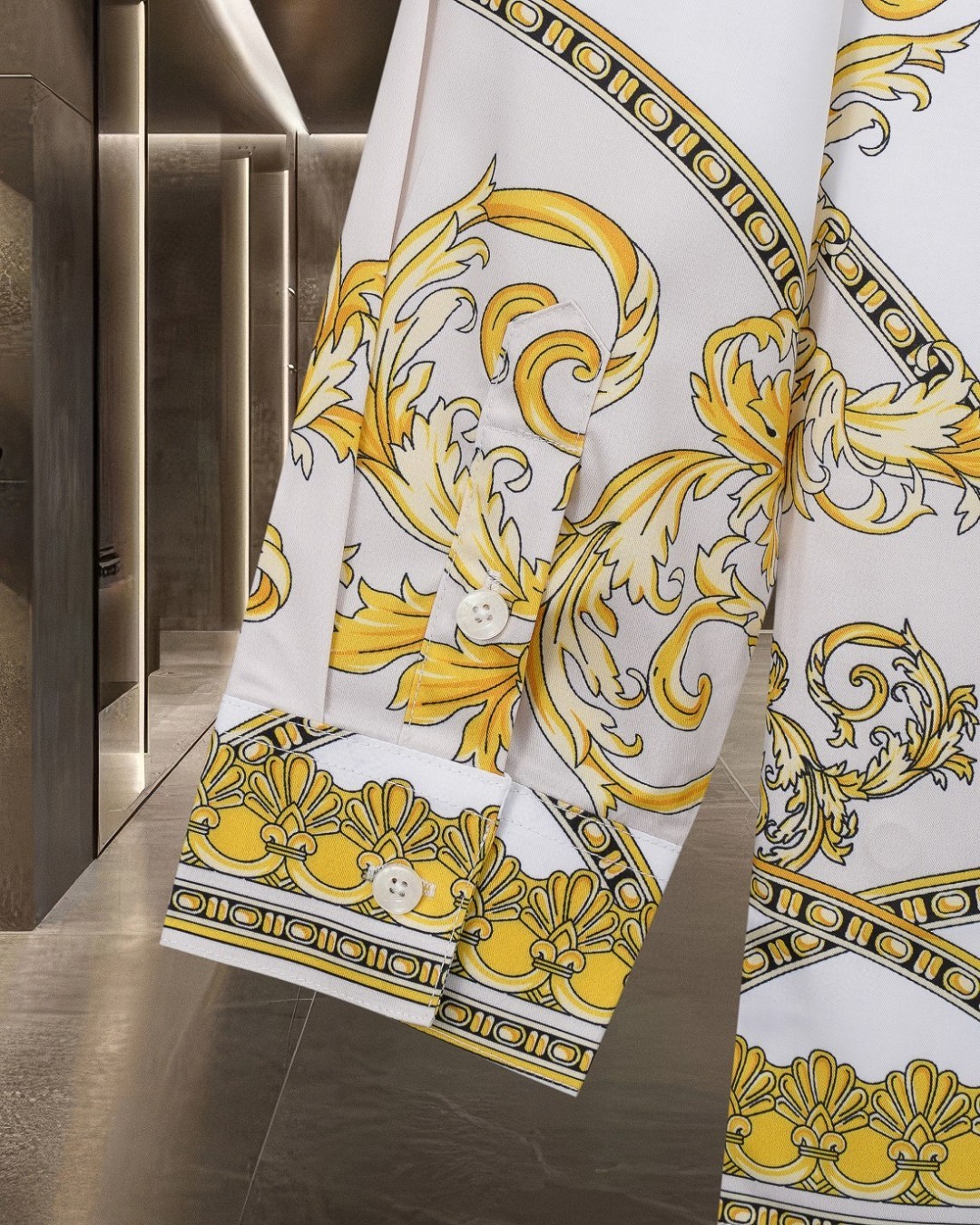 【VERSACE旗艦店】（ヴェルサーチ）長袖シャツ、ご好評に付き再入荷！