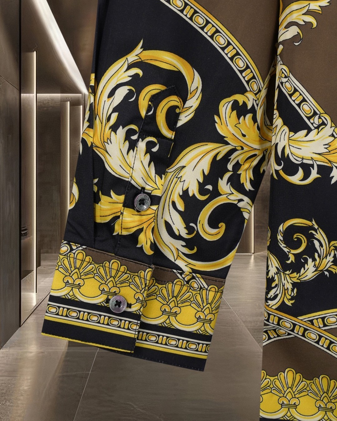 【VERSACE旗艦店】（ヴェルサーチ）長袖シャツ、ご好評に付き再入荷！