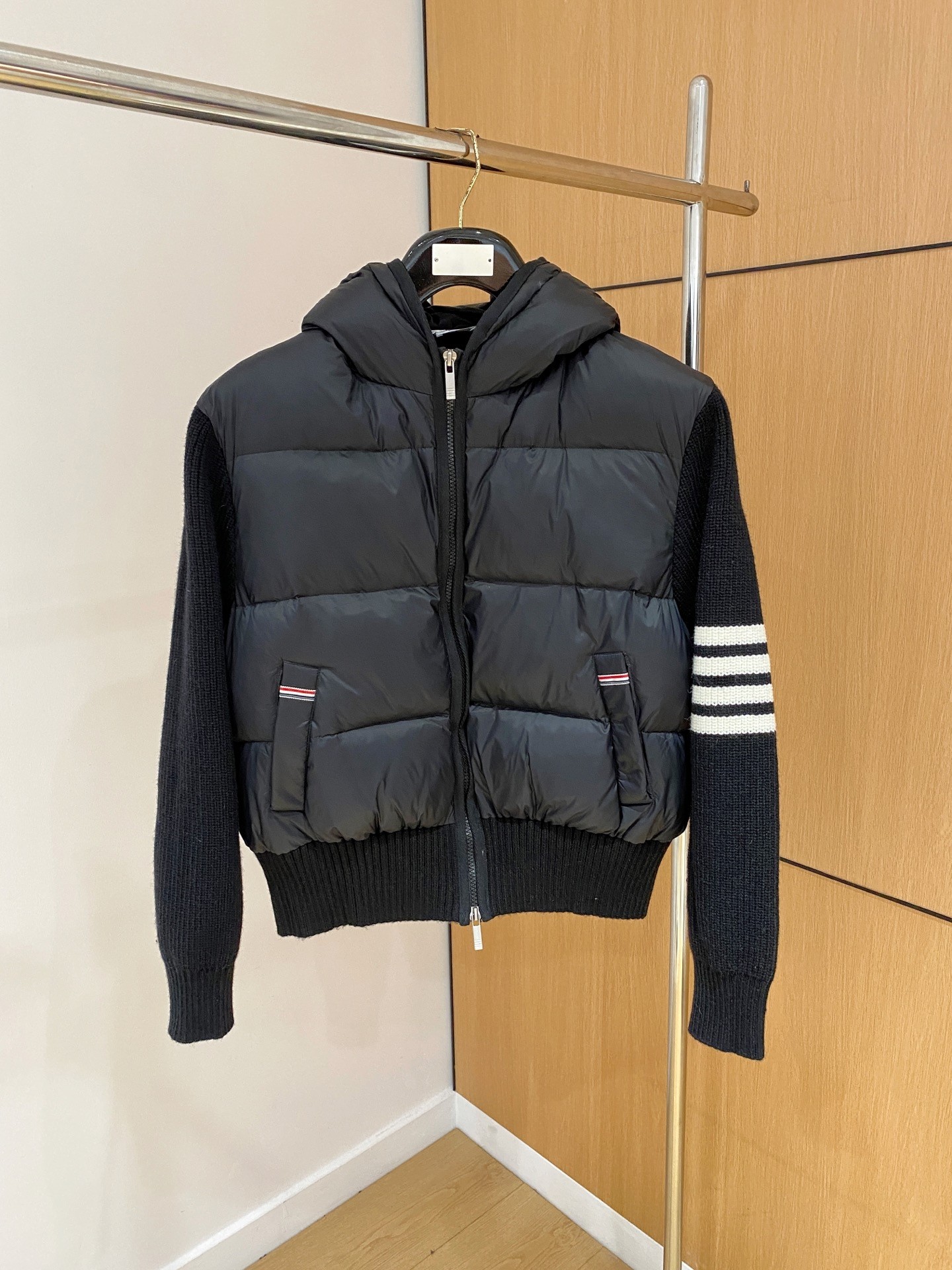 【MONCLER 公式旗艦店】モンクレール ダウンジャケット ご好評に付き再入荷！