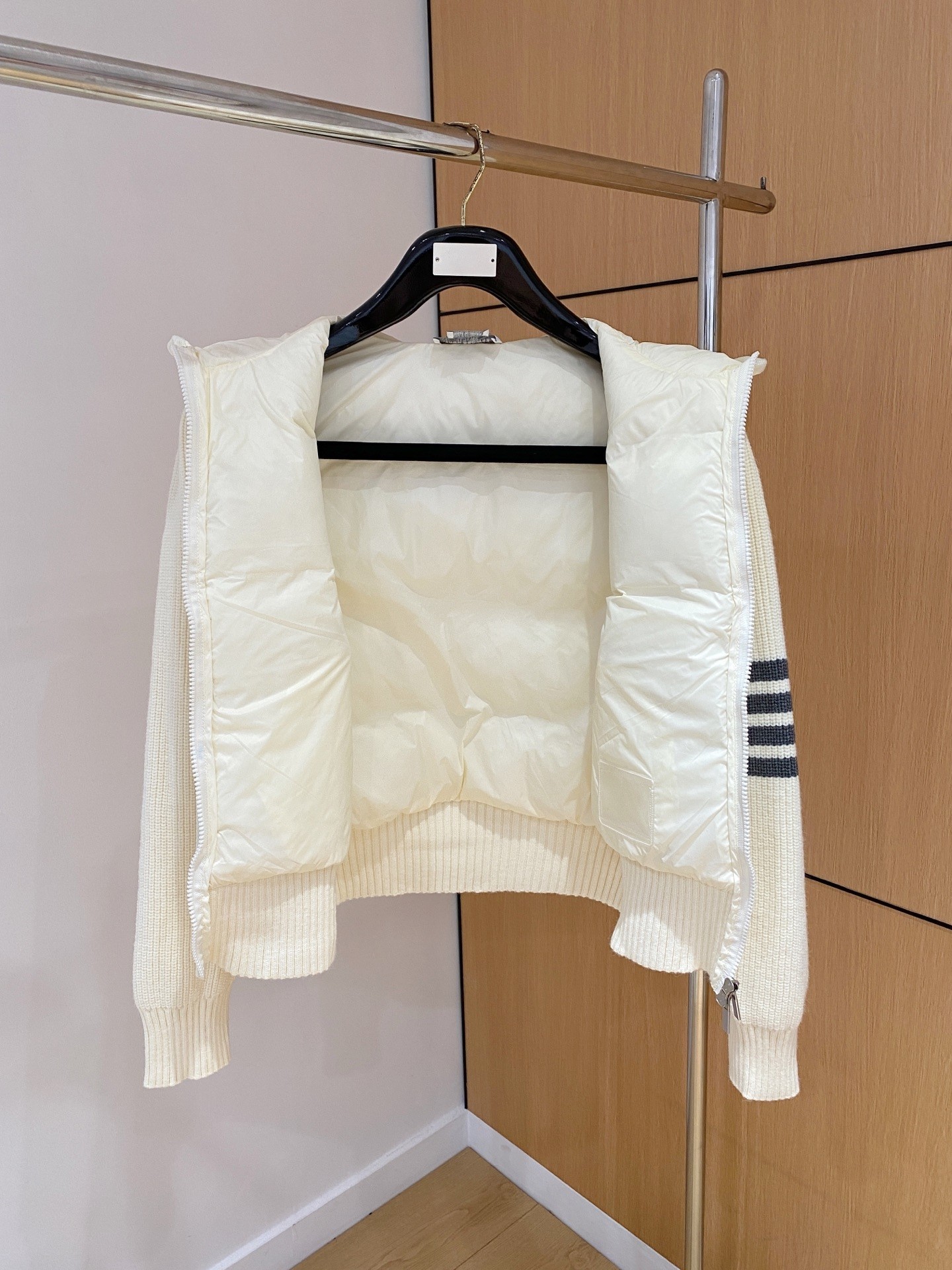 【MONCLER 公式旗艦店】モンクレール ダウンジャケット ご好評に付き再入荷！