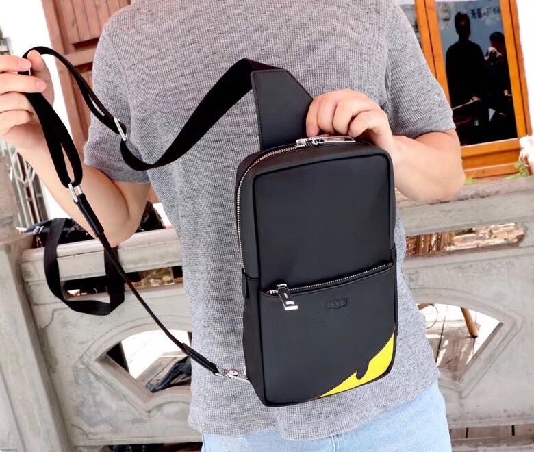 【FENDI 公式 旗艦店】フェンディ チェストバッグ 当日出荷 好評に付き再入荷！30*17*6CM