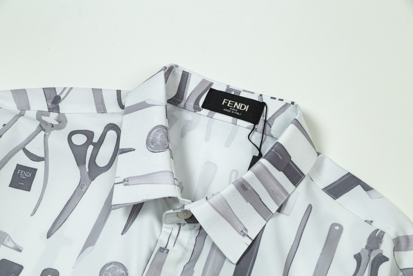 【FENDI 公式旗艦店】フェンディ シャツ ご好評に付き再入荷 240716