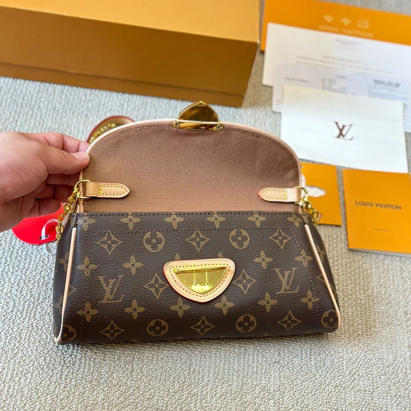 ☆Louis Vuitton☆ ゴールドシールド脇包
