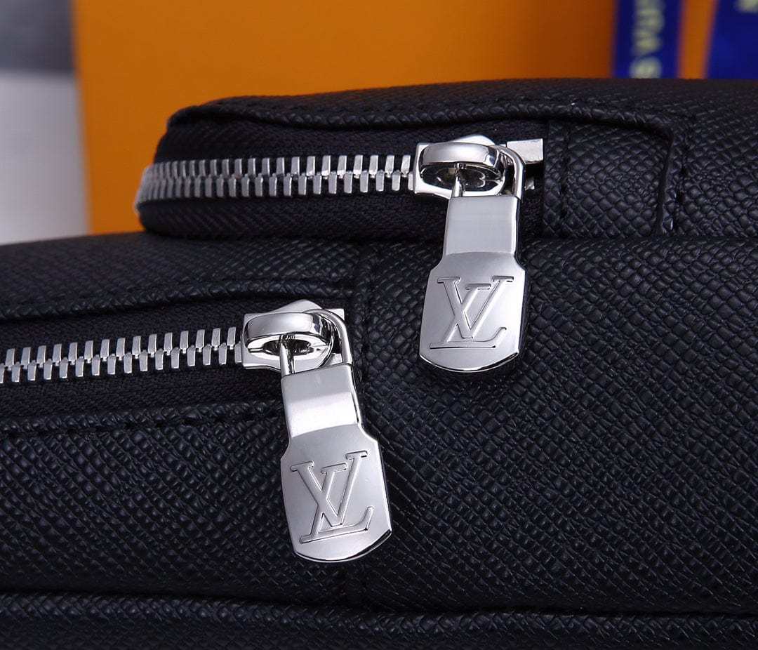 LOUIS VUITTON スリングバック　タイガ M30443