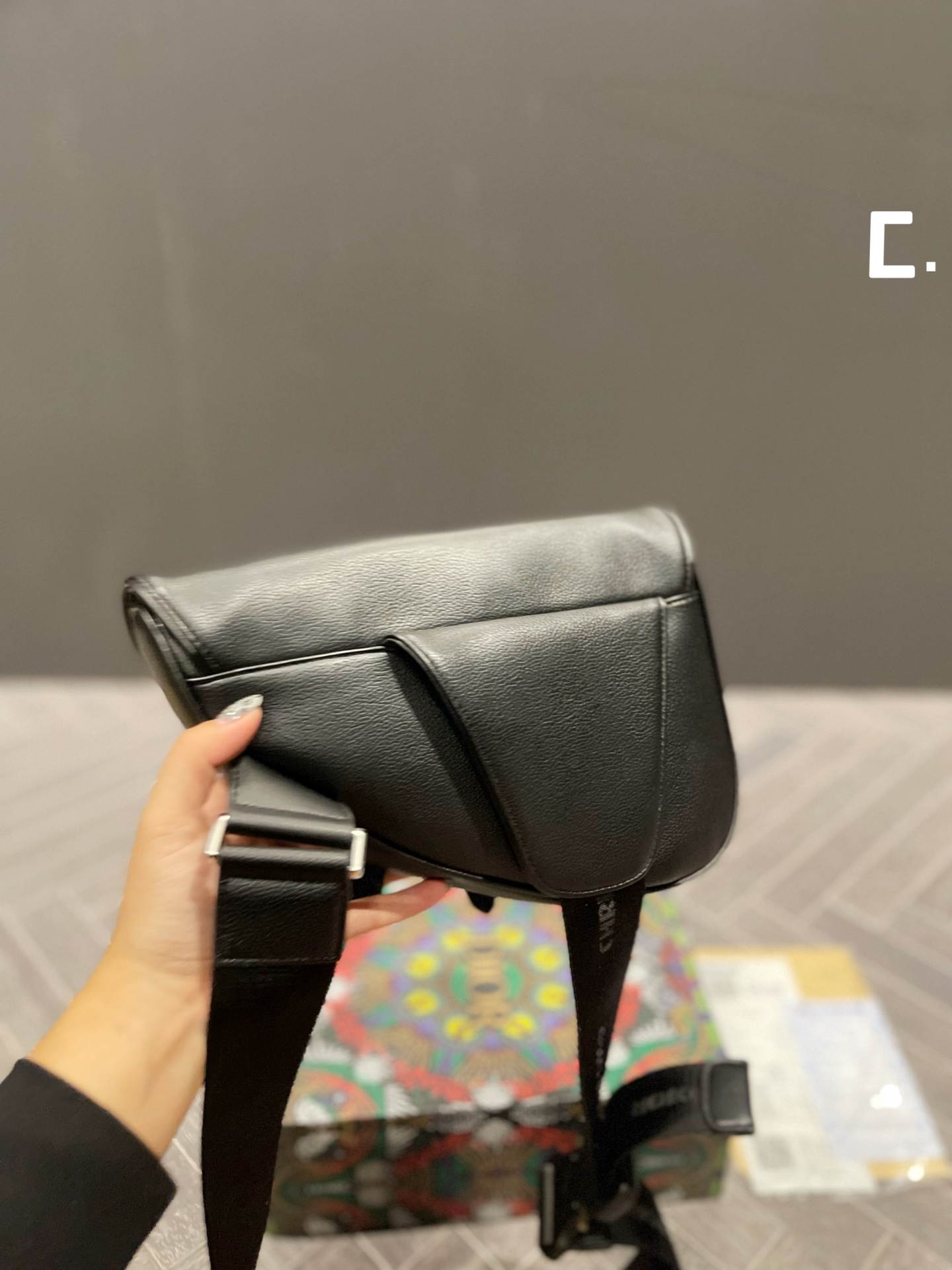 国内直営店即発Dior Saddle胸バッグ