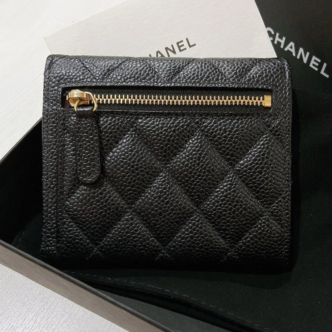 《シルエットとロゴが可愛い♪》CHANEL マトラッセ三つ折り財布