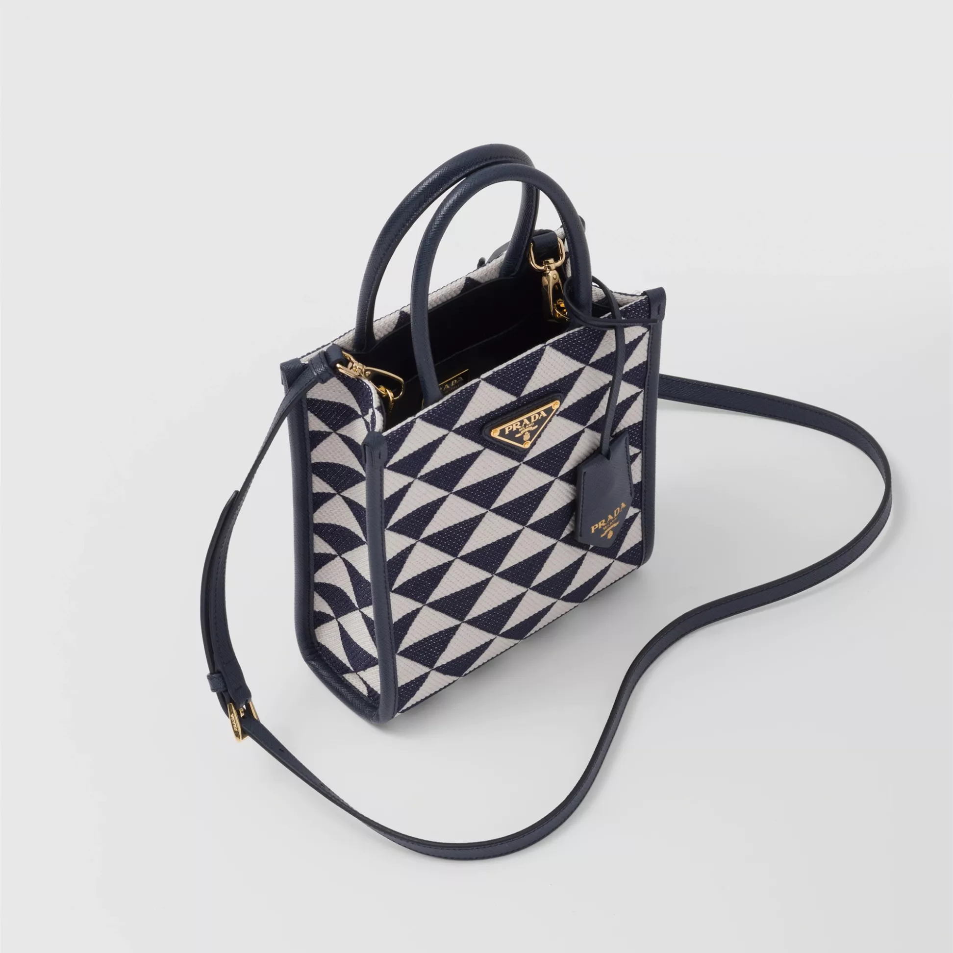 【PRADA】雑誌掲載！藤井夏恋さんが持っている大ヒットのプラダ新作バッグ「シンボル」！