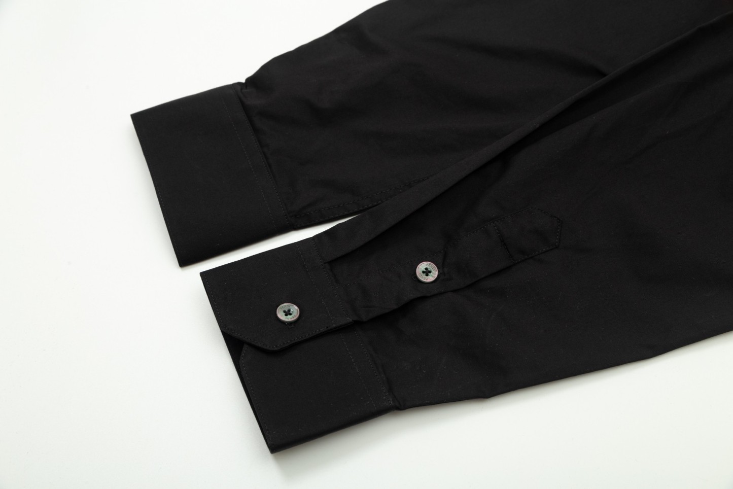 【FENDI 公式旗艦店】フェンディ シャツ ご好評に付き再入荷 240716