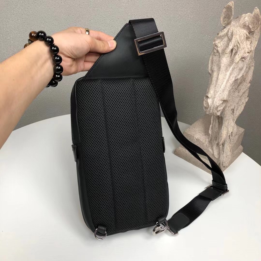 【FENDI 公式 旗艦店】フェンディ チェストバッグ 当日出荷 好評に付き再入荷！15*29*4CM