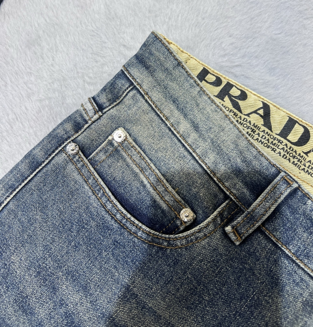 【PRADA公式旗艦店】プラダ ジーパン、ご好評に付き再入荷！