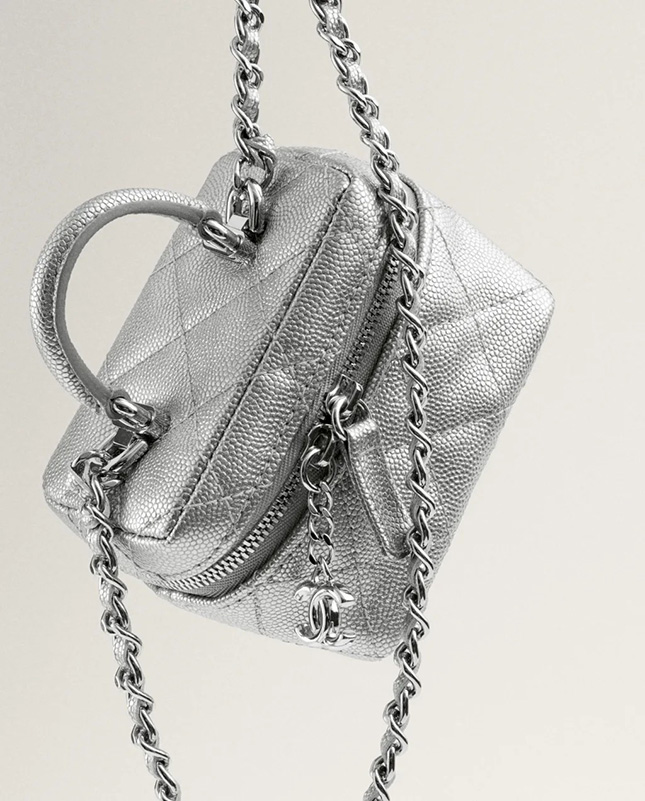 ✨VERY雑誌掲載！矢野未希子さん愛用の新作バッグが登場!!まさに「今」持ちたい！💓CHANELスモール ヴァニティー ケース