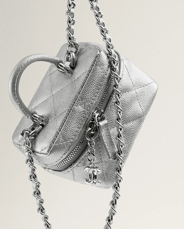 ✨VERY雑誌掲載！矢野未希子さん愛用の新作バッグが登場!!まさに「今」持ちたい！💓CHANELスモール ヴァニティー ケース