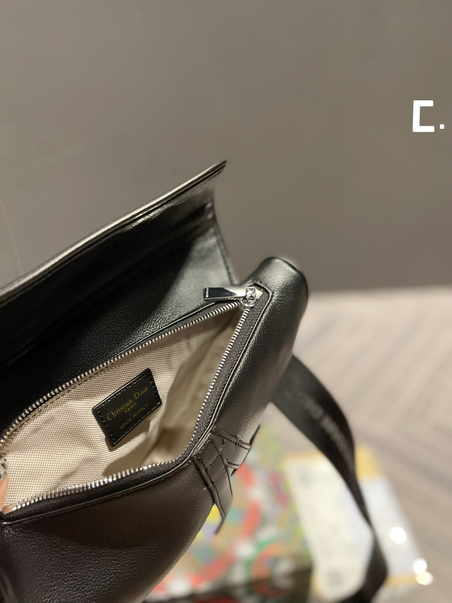 国内直営店即発Dior Saddle胸バッグ