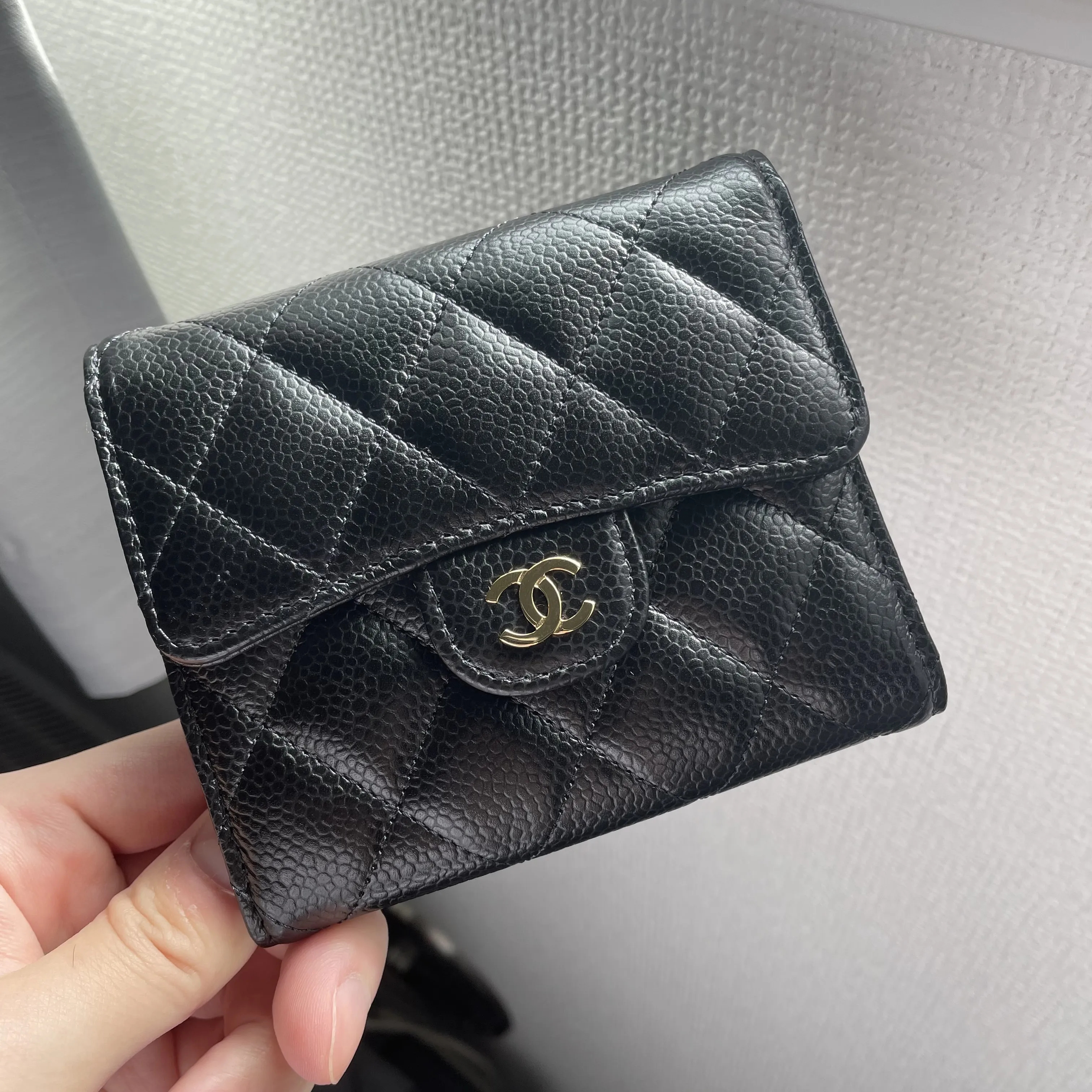 《シルエットとロゴが可愛い♪》CHANEL マトラッセ三つ折り財布