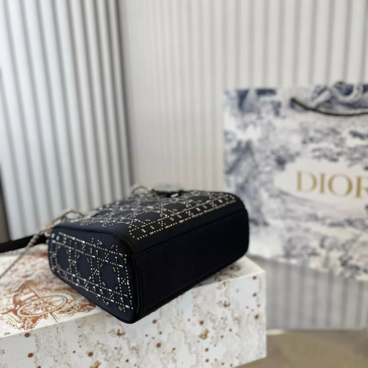 大人気♪ギフトDiorディオール定番の妃サテンバッグ