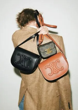 【完売間近】CELINE フォルコキュイル ショルダーバッグ 大人気