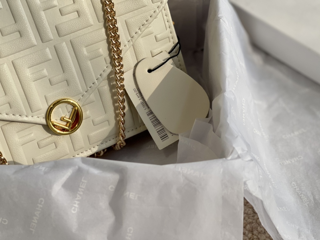 FENDI （フェンディ） メッセンジャーバッグ 20*14CM