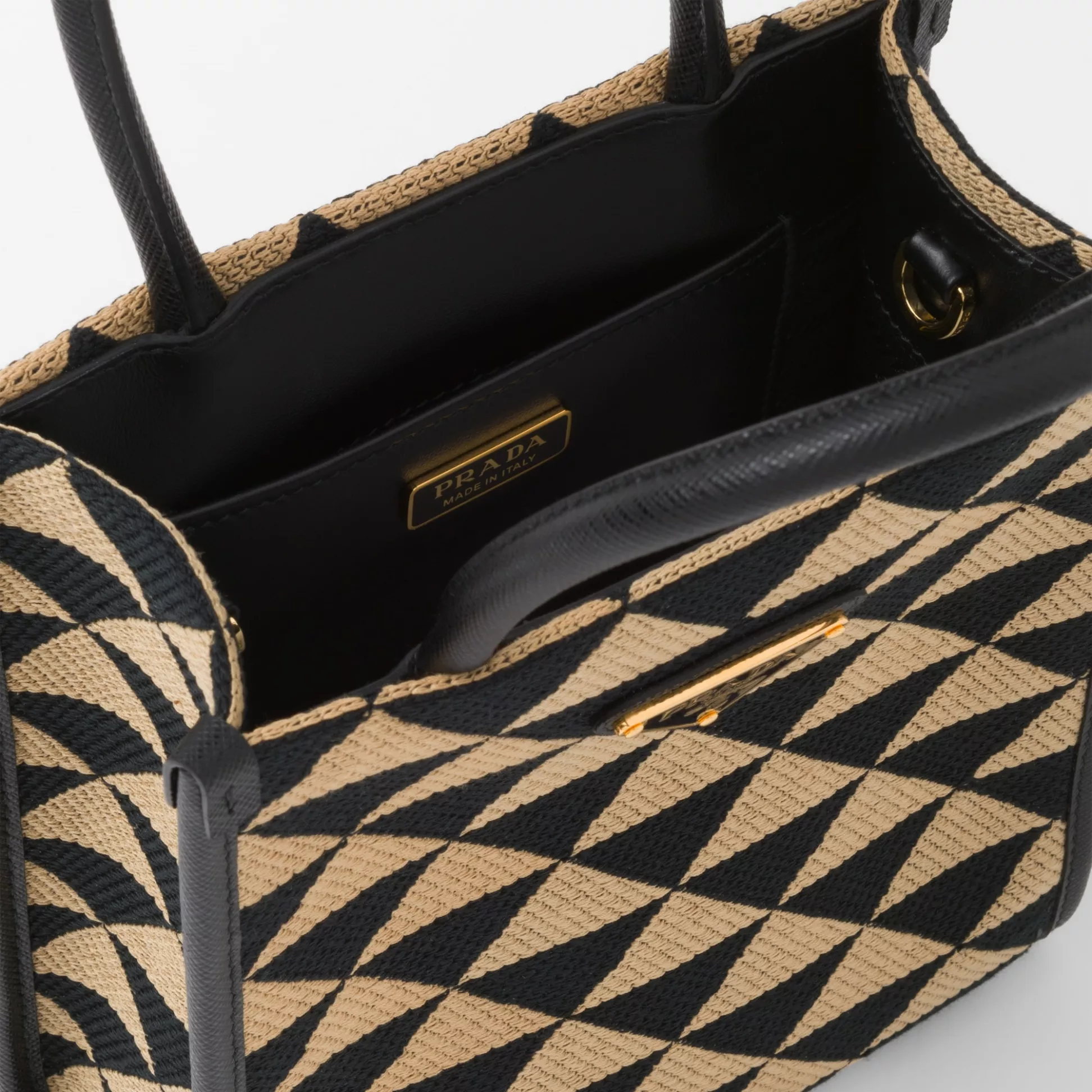 【PRADA】雑誌掲載！藤井夏恋さんが持っている大ヒットのプラダ新作バッグ「シンボル」！