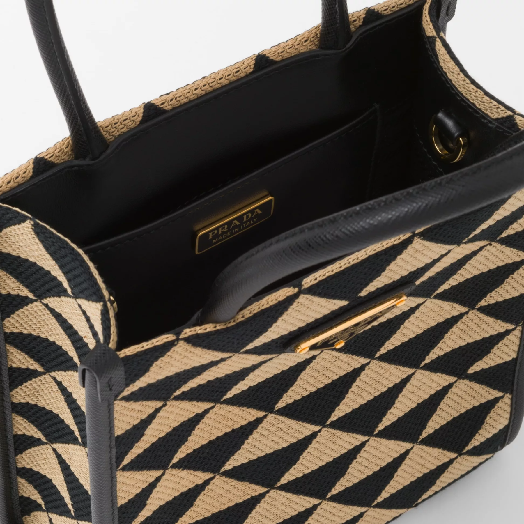 【PRADA】雑誌掲載！藤井夏恋さんが持っている大ヒットのプラダ新作バッグ「シンボル」！