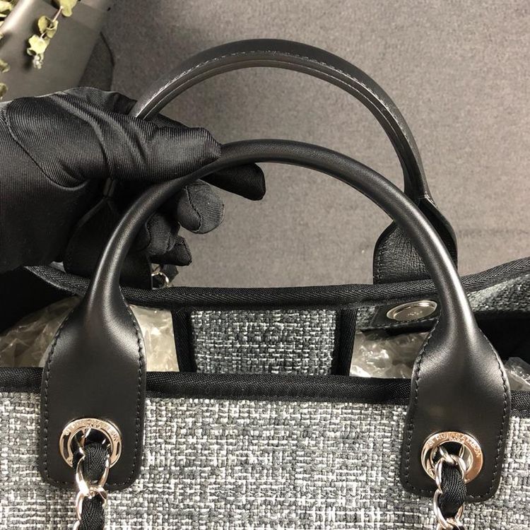 【 CHANEL】シャネル 大きなチャコールキャンバスドーヴィルトートTOTE