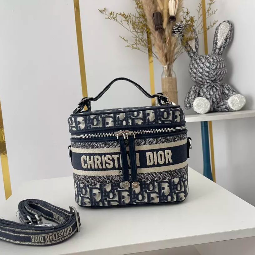 【送料無料♪】DIOR 新作刺繍ポーチDiorTravel 免税