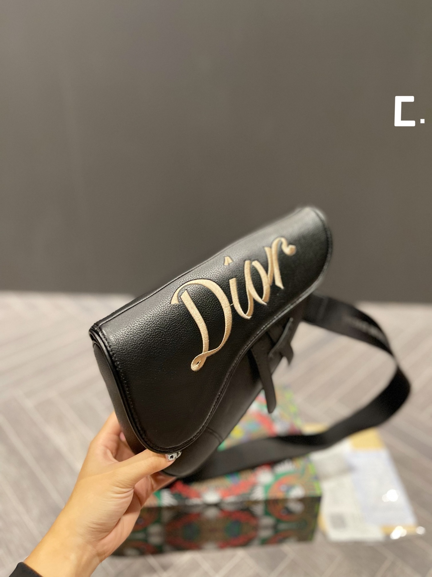 国内直営店即発Dior Saddle胸バッグ