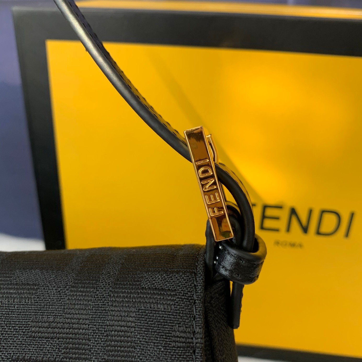 FENDI（フェンディ） メッセンジャーバッグ 25X13X4 CM