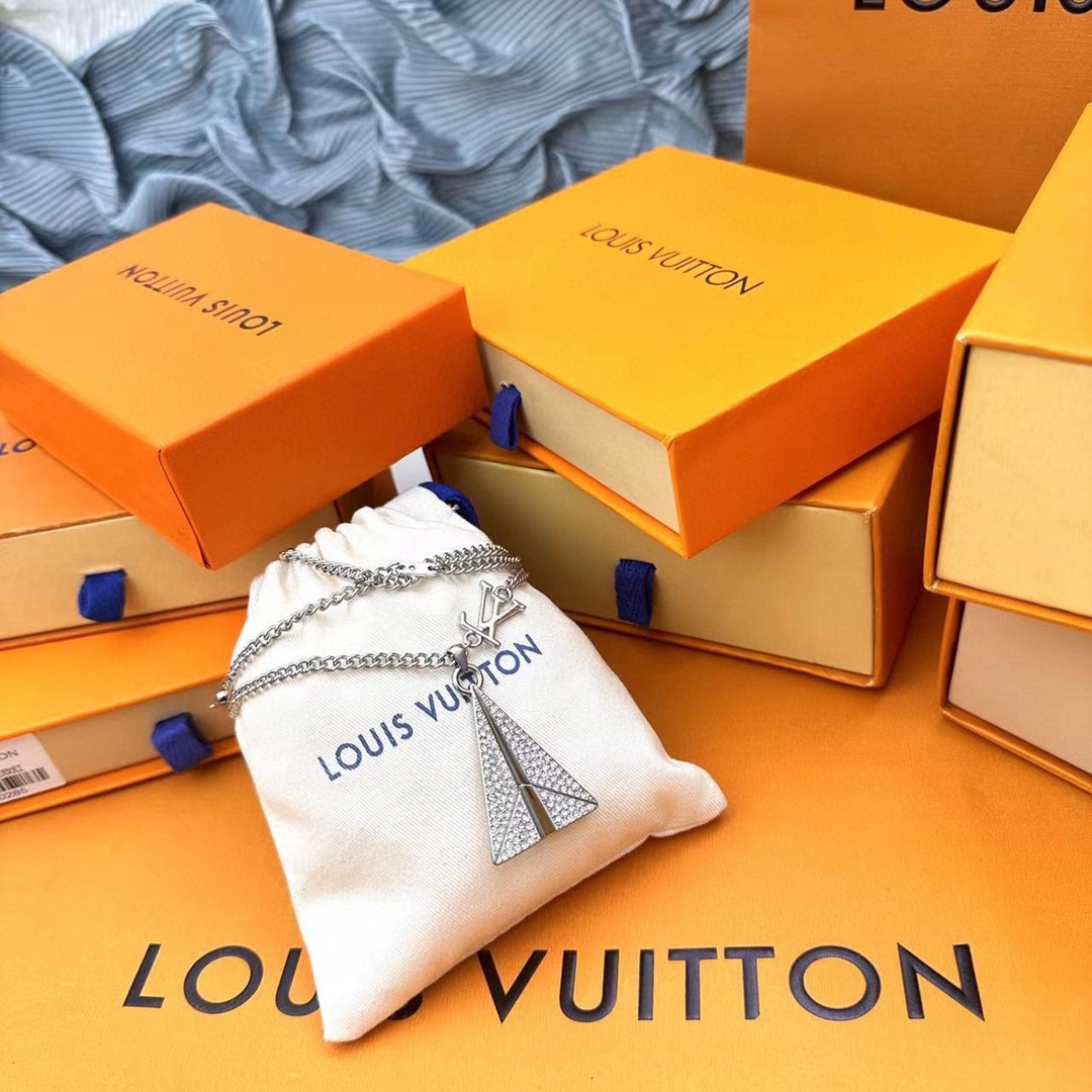 LOUIS VUITTON（ルイヴィトン）PAPERPLANE ネックレス