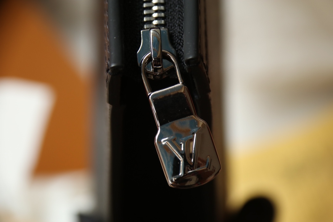 LOUIS VUITTON（ルイヴィトン）POCHETTE VOYAGE クラッチバッグ M61692