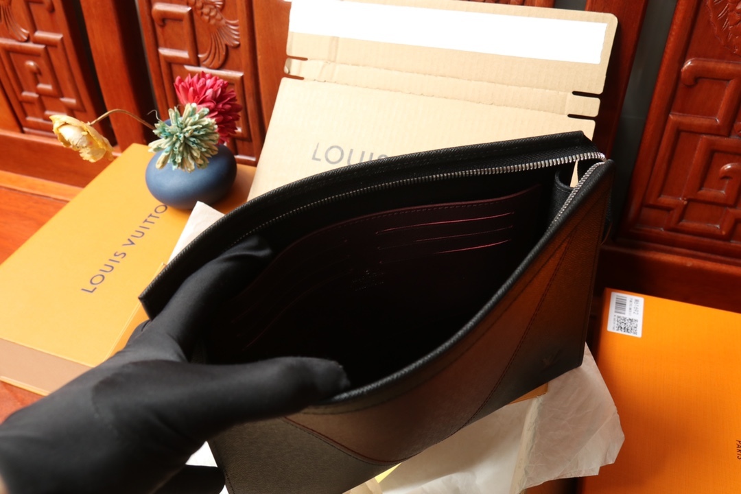 LOUIS VUITTON ルイヴィトン POCHETTE VOYAGE クラッチバッグ M30718