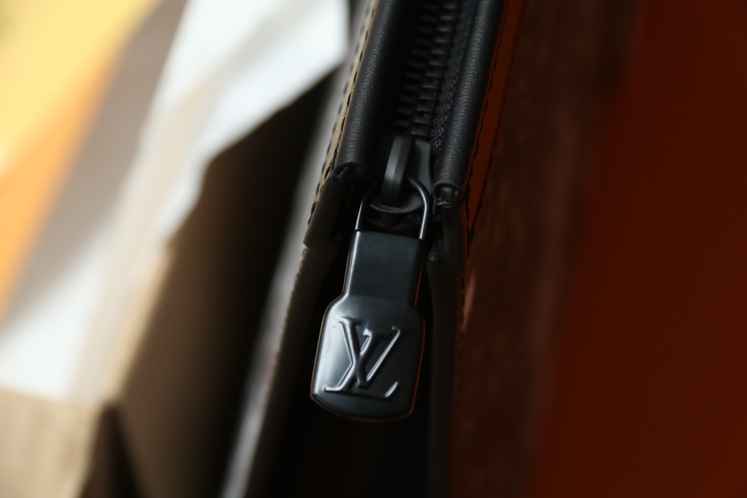 LOUIS VUITTON（ルイヴィトン）POCHETTE VOYAGE クラッチバッグ M44448