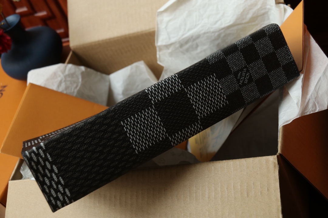 LOUIS VUITTON（ルイヴィトン）POCHETTE VOYAGE クラッチバッグ N41696