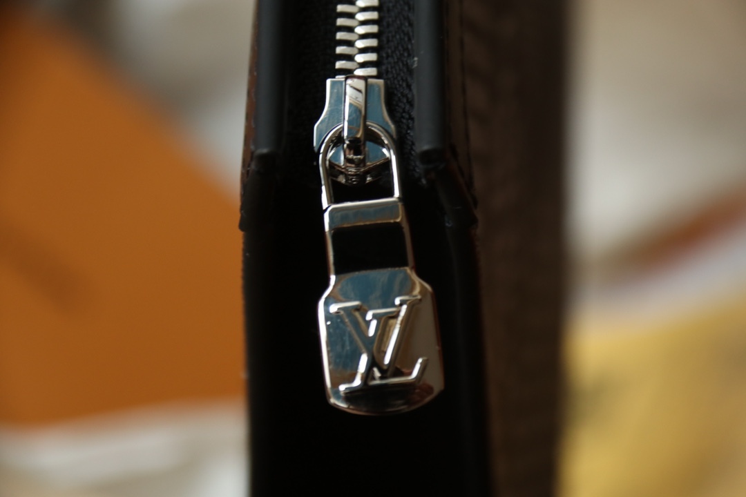 LOUIS VUITTON（ルイヴィトン）POCHETTE VOYAGE クラッチバッグ N41696