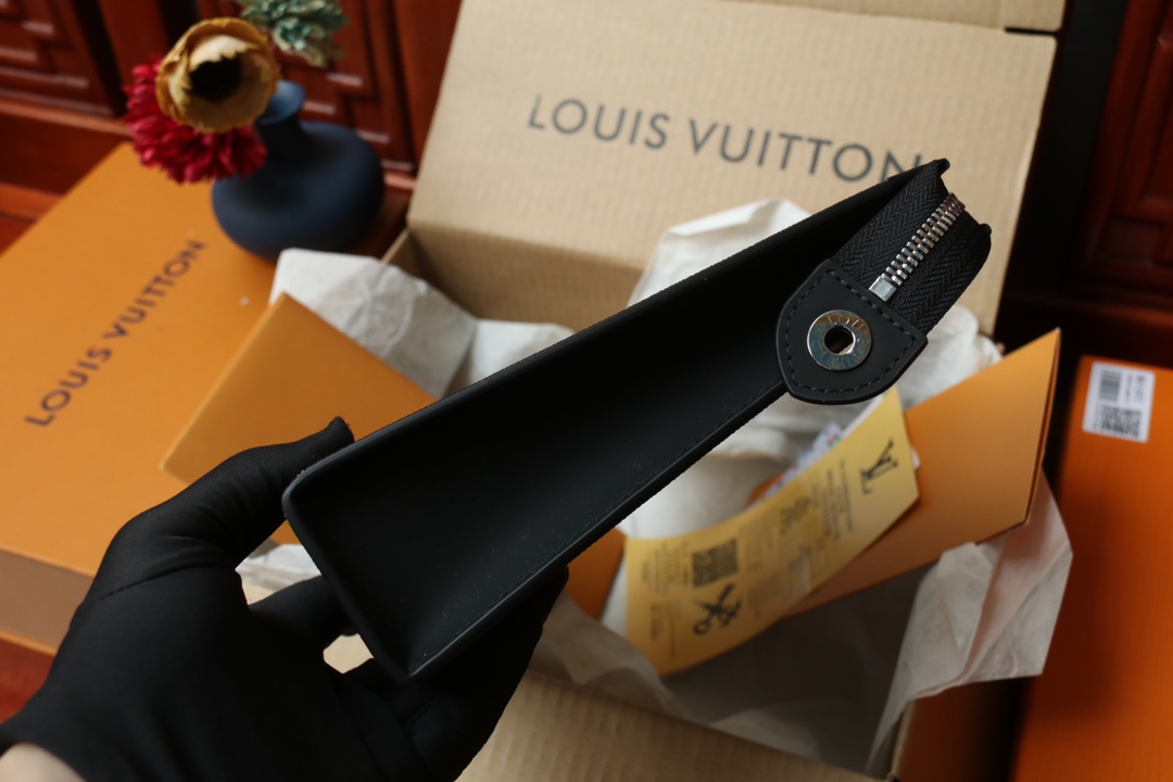 LOUIS VUITTON（ルイヴィトン）POCHETTE VOYAGE クラッチバッグ N41696