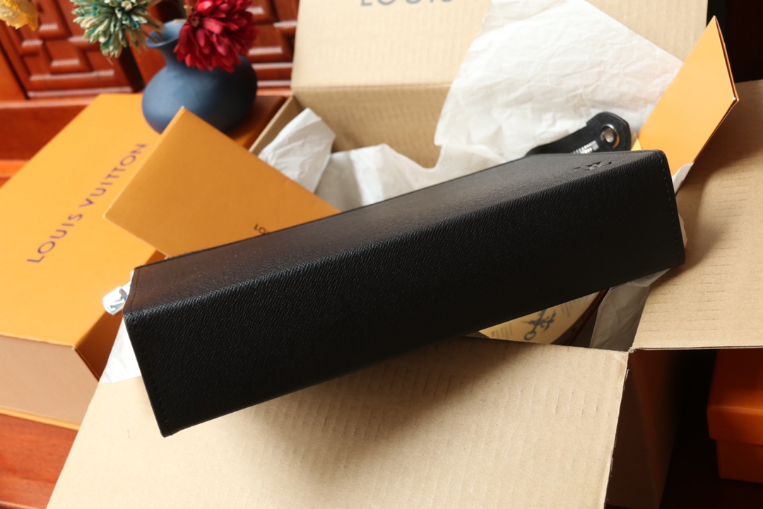 LOUIS VUITTON（ルイヴィトン）POCHETTE VOYAGE クラッチバッグ M30676