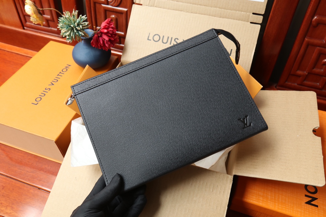 LOUIS VUITTON（ルイヴィトン）POCHETTE VOYAGE クラッチバッグ M30676