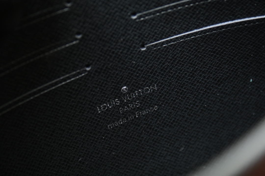 LOUIS VUITTON（ルイヴィトン）POCHETTE VOYAGE クラッチバッグ M30676