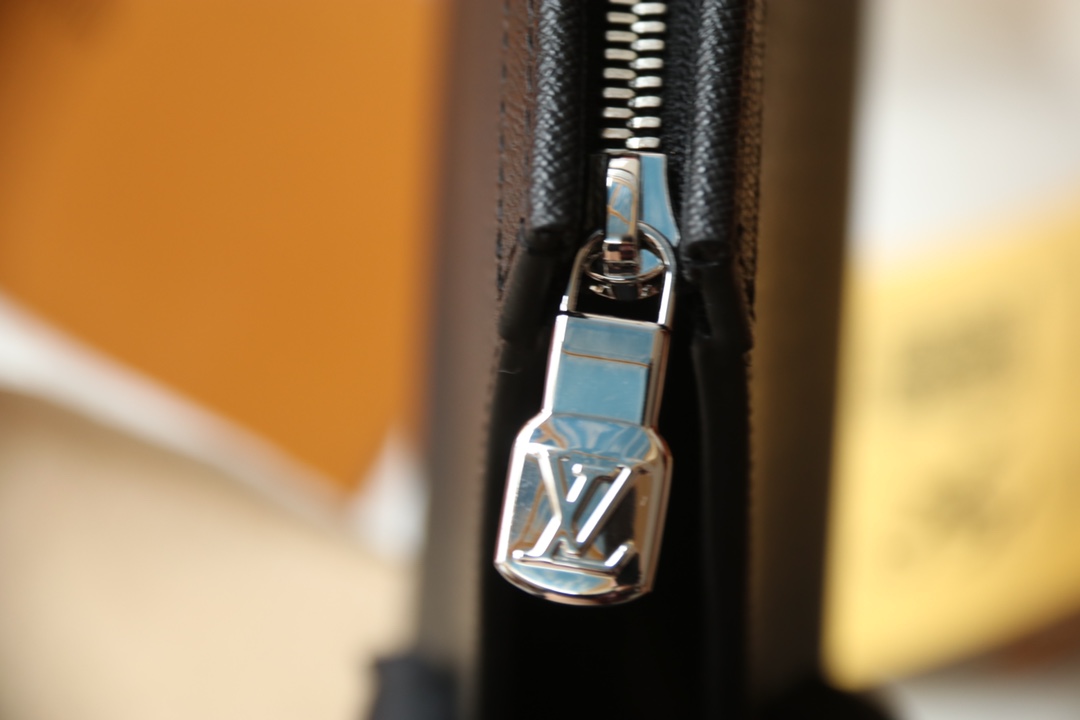 LOUIS VUITTON（ルイヴィトン）POCHETTE VOYAGE クラッチバッグ M30676