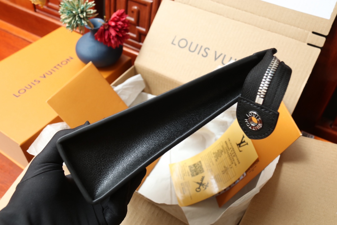 LOUIS VUITTON（ルイヴィトン）POCHETTE VOYAGE クラッチバッグ M30676