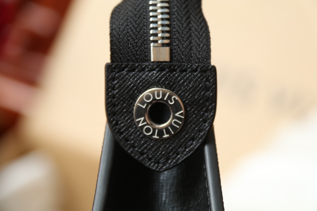 LOUIS VUITTON（ルイヴィトン）POCHETTE VOYAGE クラッチバッグ M30676