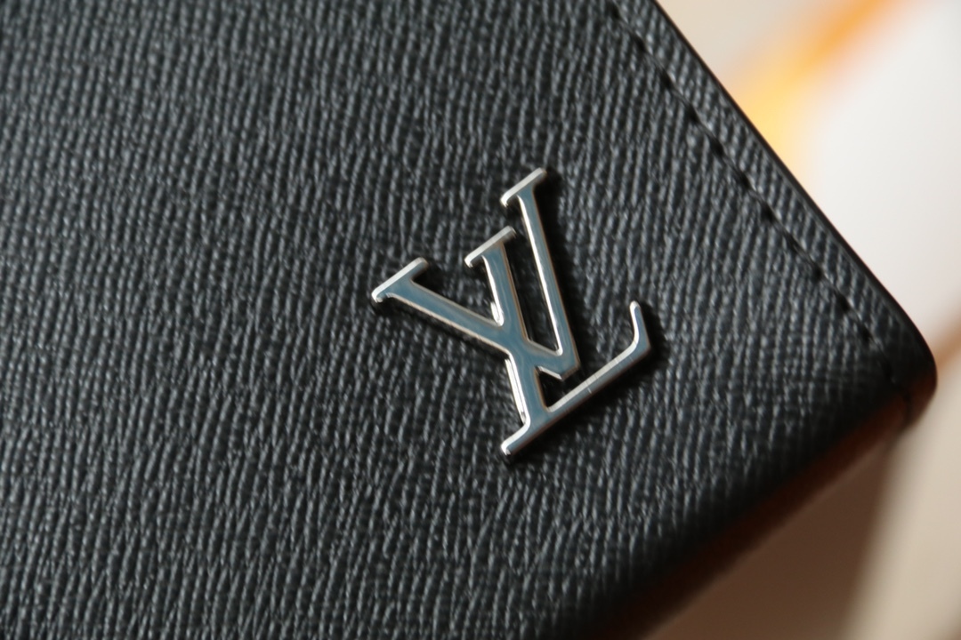 LOUIS VUITTON（ルイヴィトン）POCHETTE VOYAGE クラッチバッグ M30450