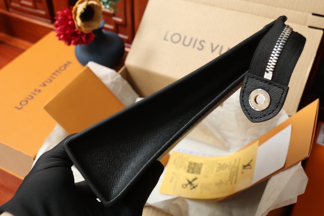 LOUIS VUITTON（ルイヴィトン）POCHETTE VOYAGE クラッチバッグ M30450